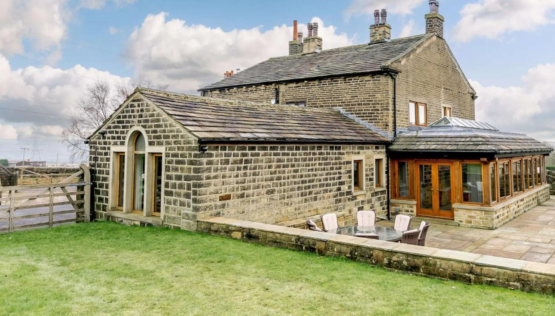 Holiday home 3 Bed In Halifax 90209 Villa Sowerby Bridge United Kingdom